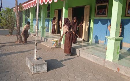 MTs Darussa’adah Adakan Kegiatan Pembiasaan Jumat Bersih