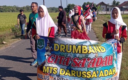 Atraksi Gita sa'adah Tampil Memukau “ Drumband MTs Darussa’adah “