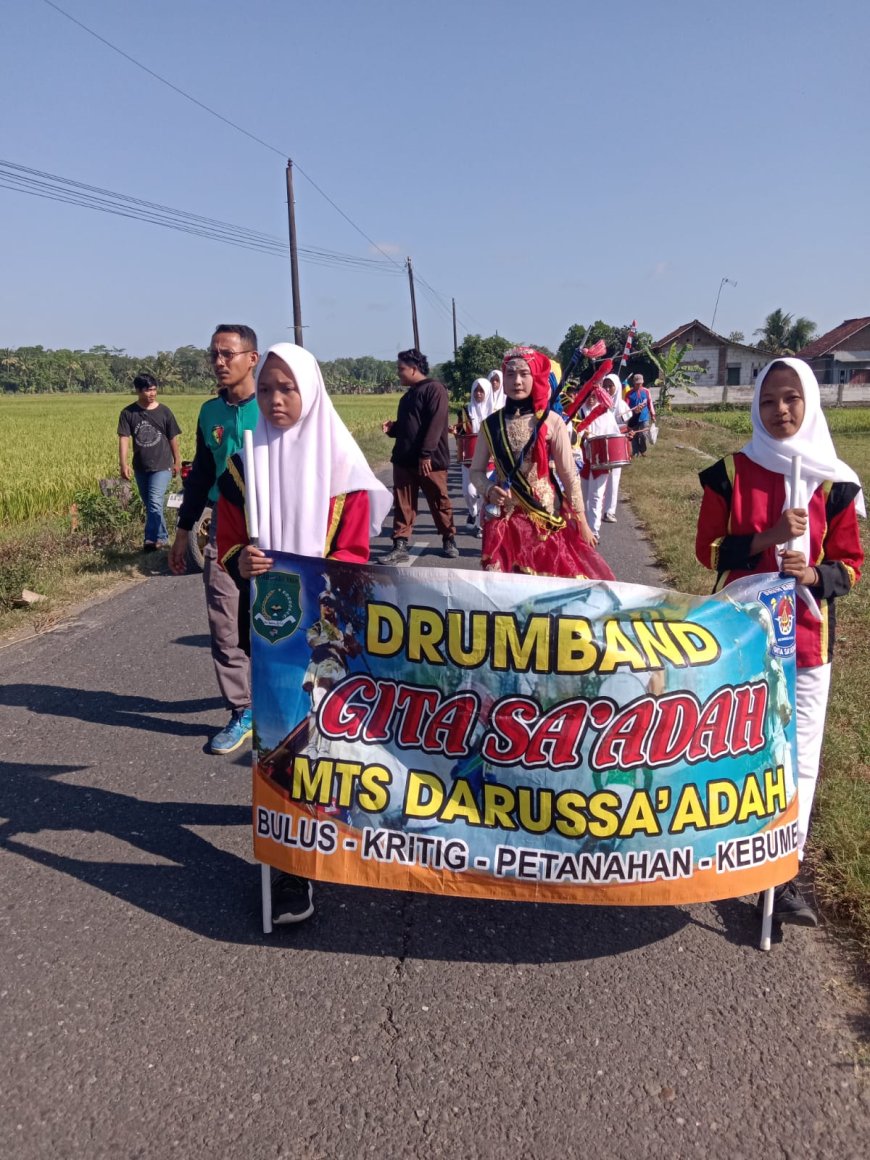 Atraksi Gita sa'adah Tampil Memukau “ Drumband MTs Darussa’adah “