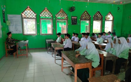 Sosialisasi pencegahan Perundungan (Bullying) Kepada Seluruh Anggota OSIS  MTs Darussa’adah.
