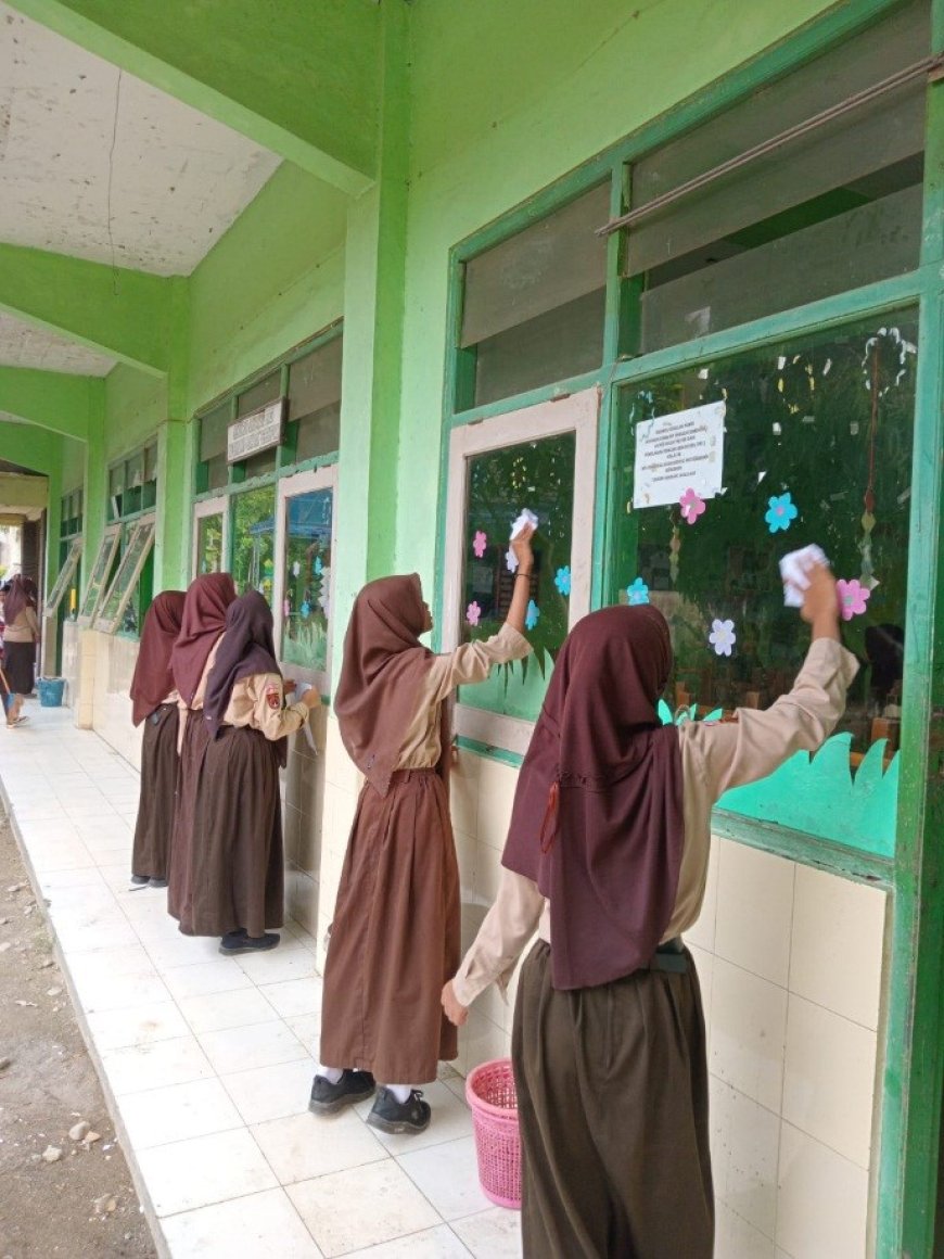 Penguatan Pendidikan Karakter dalam Kegiatan Pembiasaan Jum’at Bersih MTs Darussa’adah